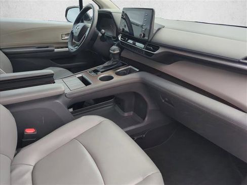Used 2022 Toyota Sienna XLE FWD image 23