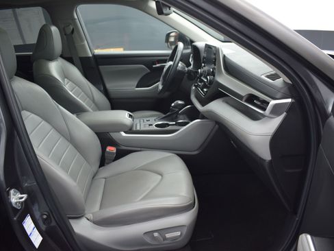 Used 2022 Toyota Highlander XLE image 10