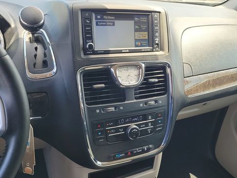 Used 2012 Chrysler Town & Country Touring FWD image 8