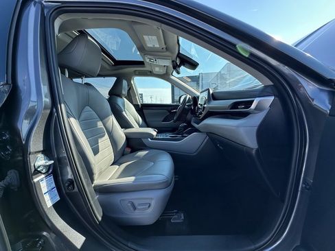 Used 2021 Toyota Highlander XLE image 14