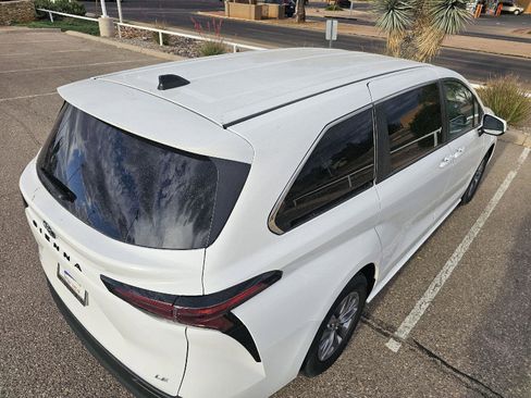 Used 2025 Toyota Sienna LE image 32