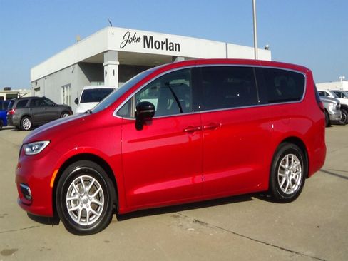 Certified 2025 Chrysler Pacifica Select FWD image 1