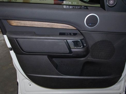 Used 2019 Land Rover Discovery HSE image 11