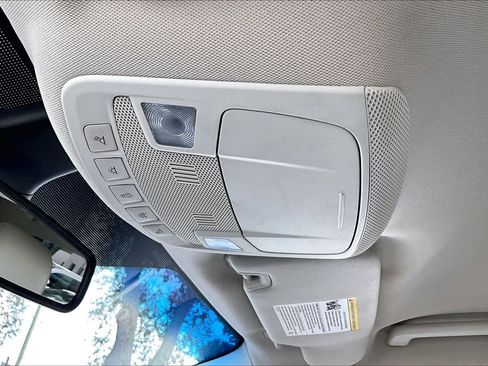 Used 2020 Ford Edge Titanium image 32