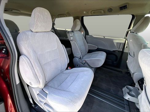 Used 2018 Toyota Sienna LE image 25