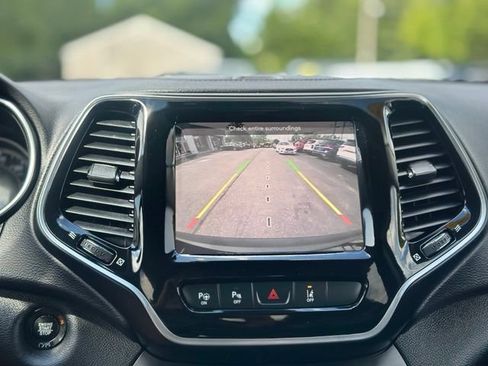 Used 2019 Jeep Cherokee Limited w/ Technology Group AWD/4WD image 16