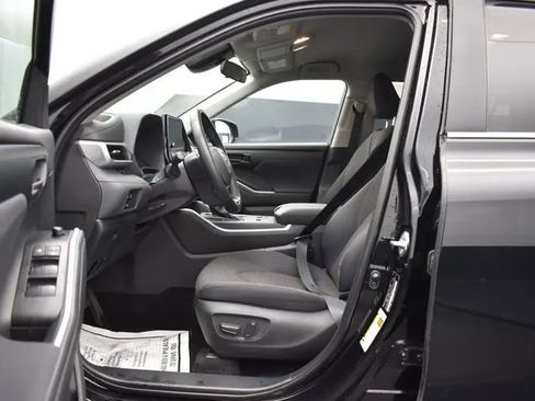 Used 2025 Toyota Highlander LE FWD image 14