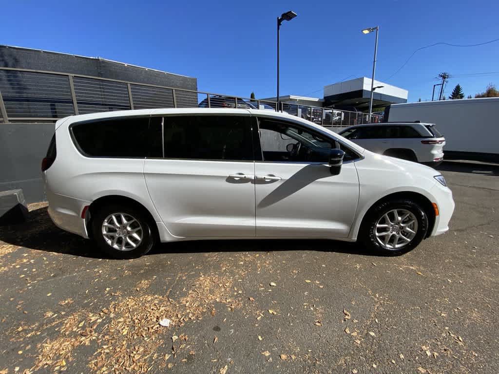 Used 2025 Chrysler Pacifica Select FWD image 7