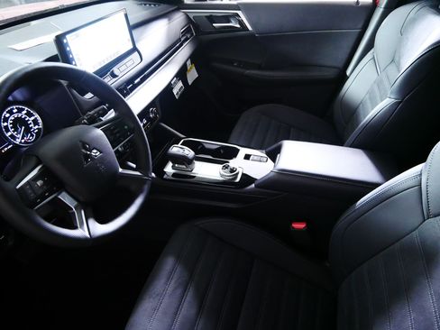 New 2026 Mitsubishi Outlander AWD image 4