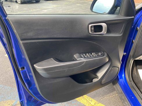 Used 2023 Hyundai Venue SEL FWD image 29