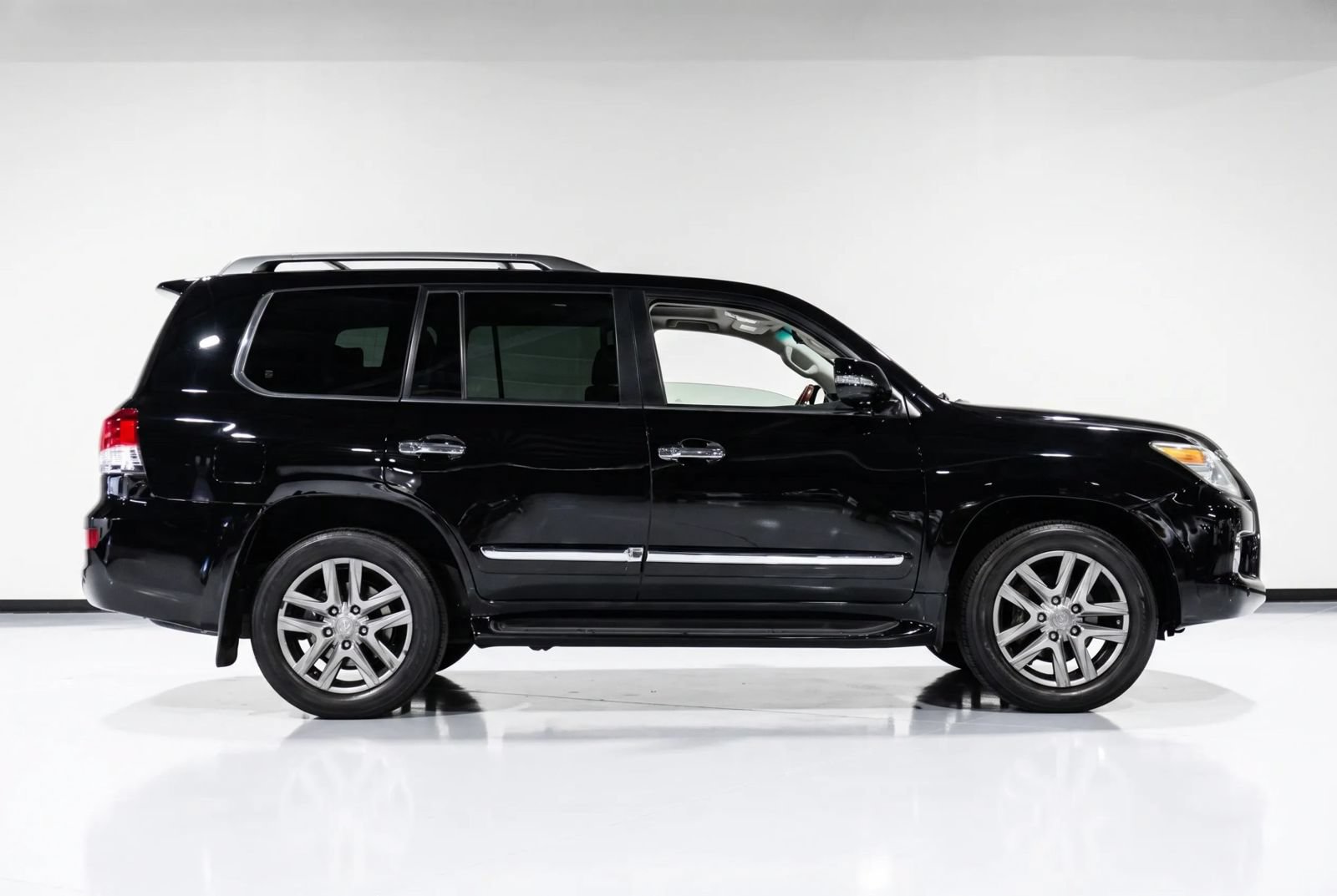 Used 2013 Lexus LX 570 4WD w/ Luxury Pkg image 3