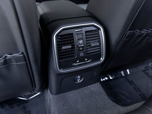 Certified 2025 Porsche Macan AWD/4WD image 43