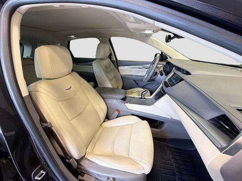 Used 2018 Cadillac XT5 Luxury w/ Driver Awareness Package image 18