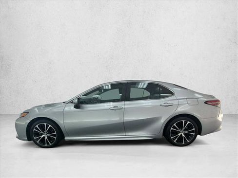 Used 2018 Toyota Camry SE w/ Moonroof Package FWD image 9