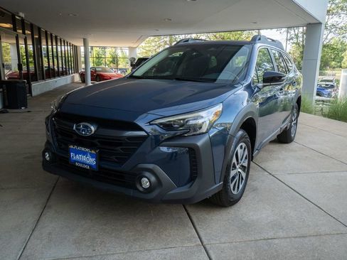 Used 2025 Subaru Outback Premium AWD/4WD image 3