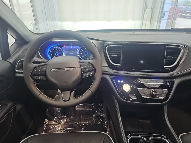 New 2027 Chrysler Pacifica Limited AWD/4WD image 13