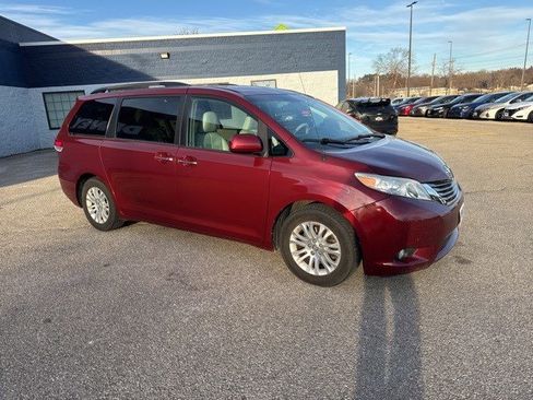 Used 2013 Toyota Sienna XLE image 7