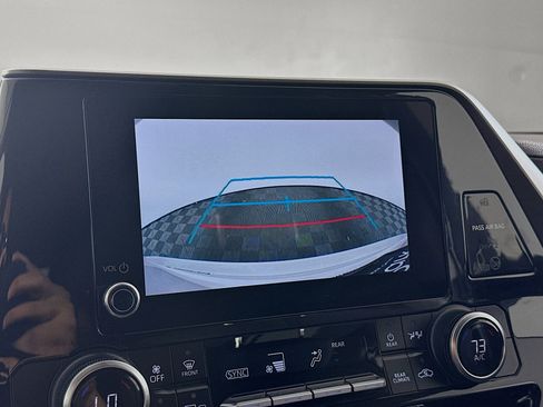 Used 2024 Toyota Highlander LE image 23