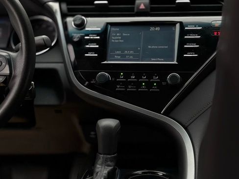 Used 2018 Toyota Camry LE image 19