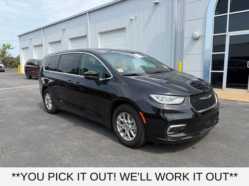 Used 2025 Chrysler Pacifica Select FWD image 1