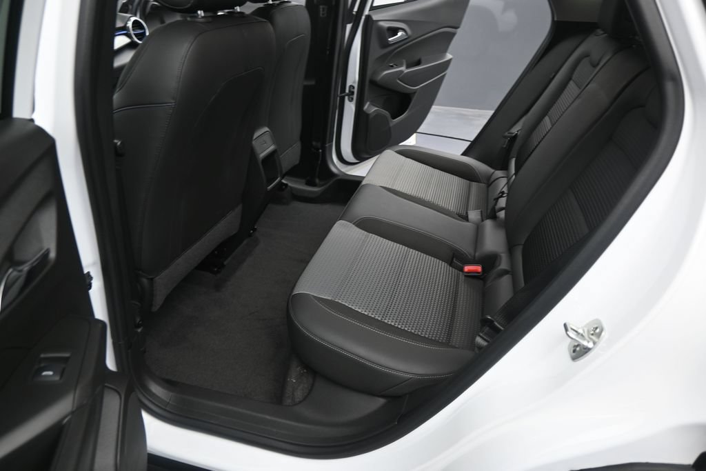 Used 2025 Chevrolet Trax LT FWD image 17