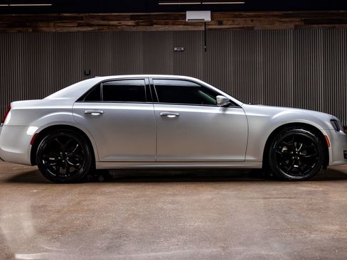 Used 2023 Chrysler 300 Touring L w/ Comfort Group RWD image 10