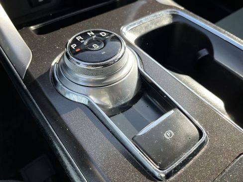 Used 2017 Ford Fusion SE w/ Fusion SE Technology Package image 22