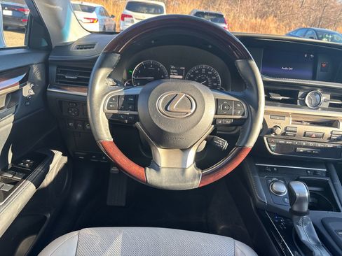 Used 2018 Lexus ES 350 w/ Premier Package FWD image 15