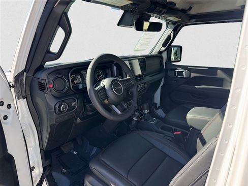 Used 2025 Jeep Gladiator Rubicon w/ Convenience Group AWD/4WD image 9