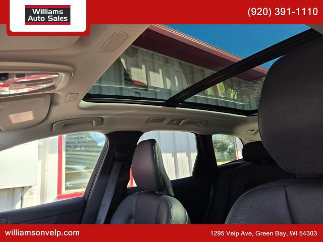 Used 2023 Volvo XC60 B5 Plus AWD/4WD image 2
