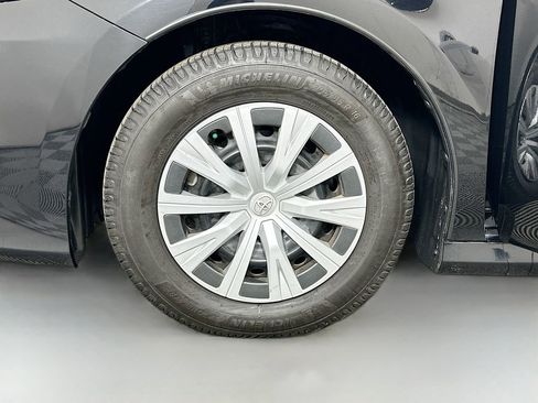 Used 2021 Toyota Camry LE image 29