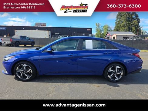 Used 2022 Hyundai Elantra Limited w/ Preferred Accessory Package FWD image 2