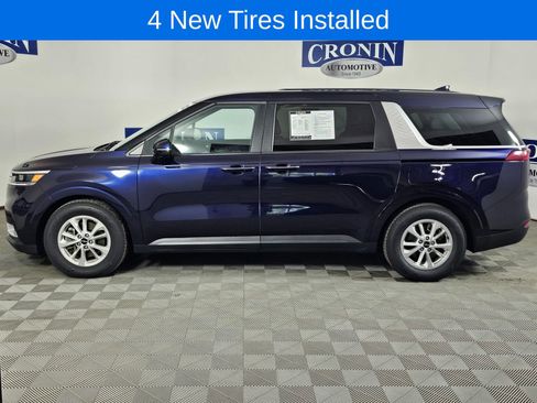 Used 2024 Kia Carnival LX FWD image 2