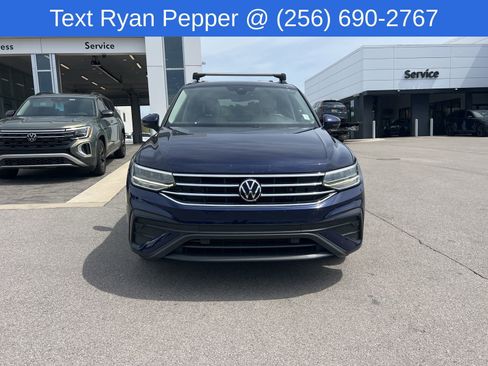 Used 2023 Volkswagen Tiguan SE w/ Panoramic Sunroof Package FWD image 2