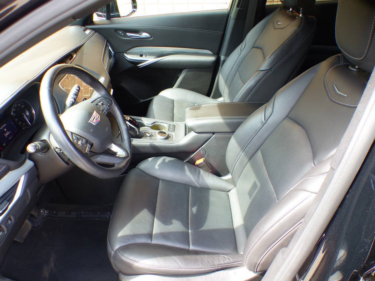 Used 2022 Cadillac XT4 Premium Luxury w/ Enhanced Visibility Package FWD image 15