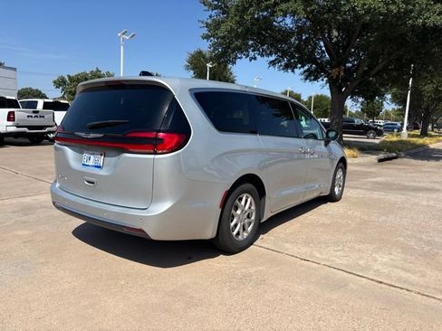 Used 2024 Chrysler Pacifica Touring-L FWD image 5