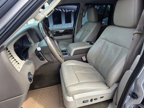 Used 2015 Lincoln Navigator 2WD image 11