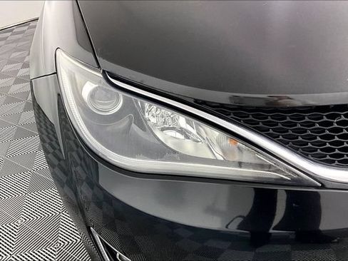 Used 2017 Chrysler Pacifica Touring Plus FWD image 33