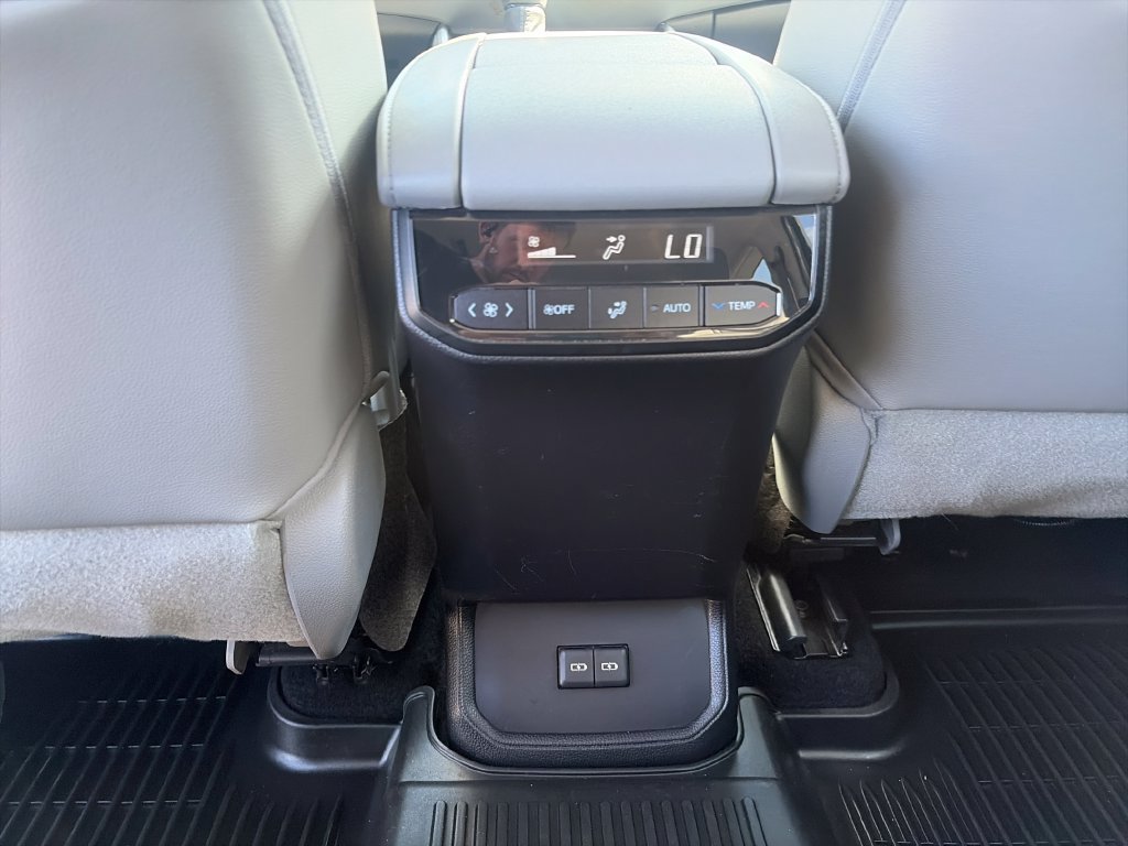 Used 2023 Toyota Highlander XLE AWD/4WD image 38