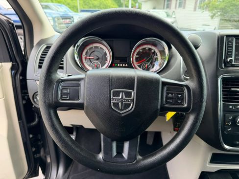 Used 2019 Dodge Grand Caravan SE FWD image 23