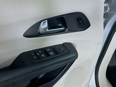 Used 2024 Chrysler Pacifica Touring-L image 15