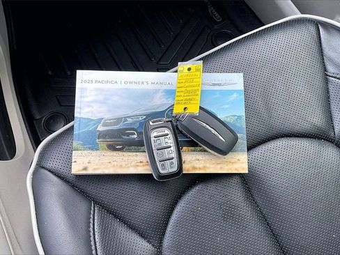 Used 2023 Chrysler Pacifica Limited image 11