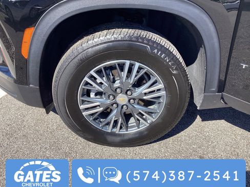 Used 2025 Chevrolet Traverse LT image 36