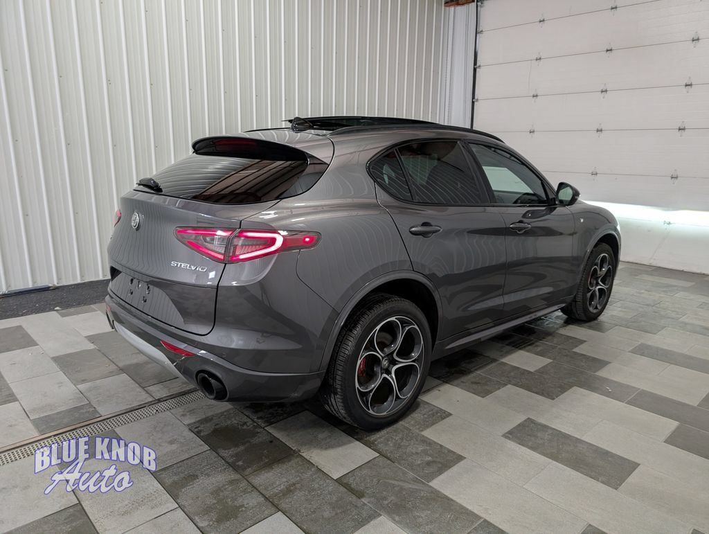 Used 2024 Alfa Romeo Stelvio Ti AWD/4WD image 4