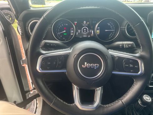 Used 2022 Jeep Wrangler Unlimited Sahara AWD/4WD image 17