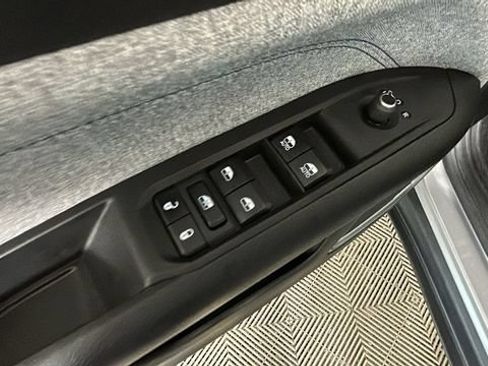 Used 2023 Jeep Compass Latitude w/ Sun and Sound Group AWD/4WD image 10