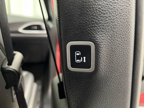 Used 2025 Chrysler Pacifica Select FWD image 26