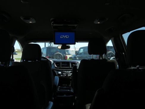 Used 2020 Chrysler Pacifica Touring w/ S Appearance Package image 31