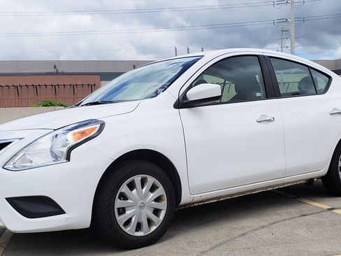 Used 2018 Nissan Versa SV image 1