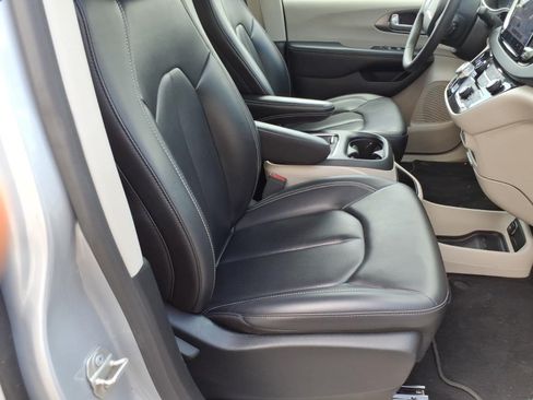 Used 2023 Chrysler Pacifica Touring-L FWD image 6